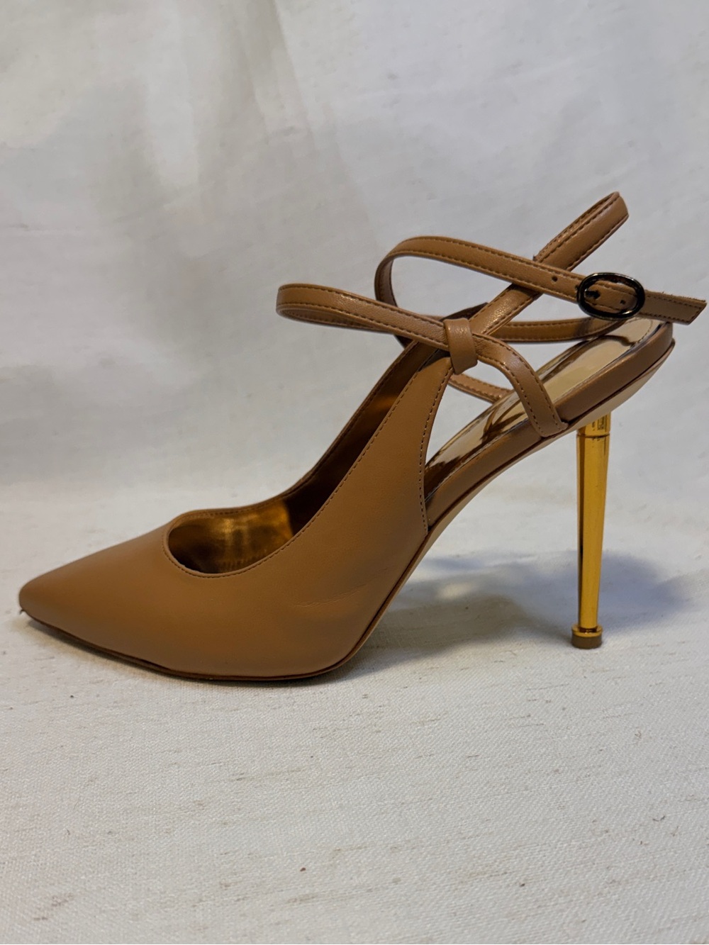 GUESS Staton dress pumps women’s size 9.5. Chic tan/nude faux leather heels